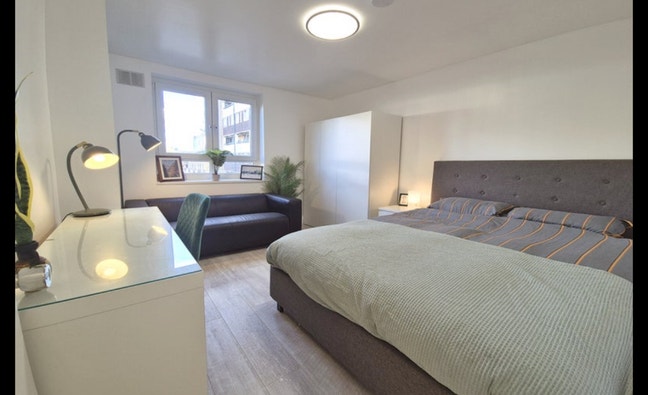 3 double rooms available on Bow Road  Main Photo