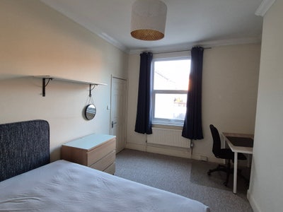 Double Room with Shared Bathroom - Bills included Main Photo