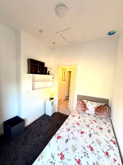  Near  Wakefield  City  Centre  Room  Main Photo