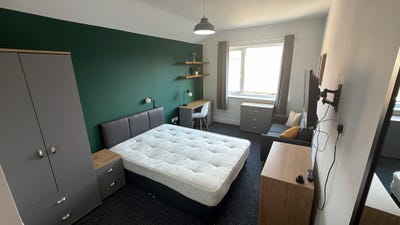 Large ensuited rooms with TV Main Photo