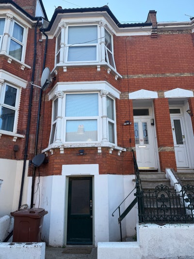 Double Room - 5 Min Walk to Bus & Train Station Main Photo