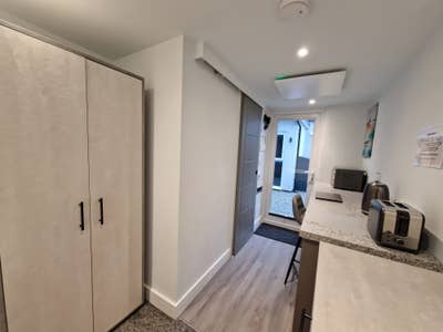 GU1 4Dj - Very Central Location, Self Contained   Main Photo