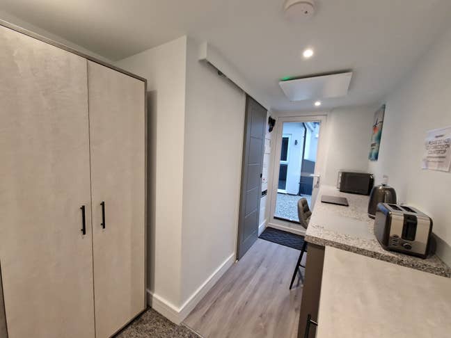 GU1 4Dj - Very Central Location, Self Contained   Main Photo
