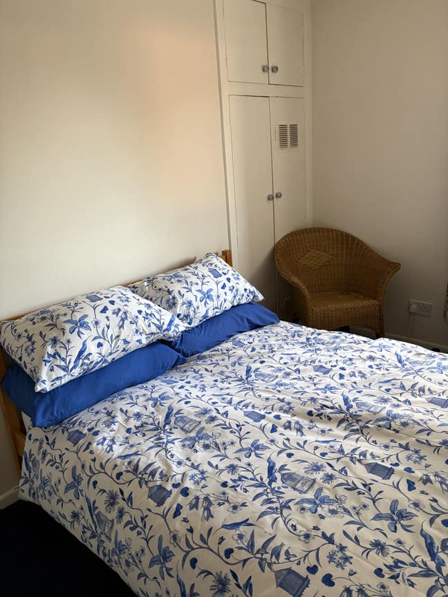 Lovely room only to rent in RG4 Main Photo