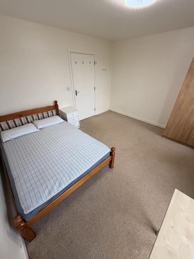 Spacious Double Room in a Family Home  Main Photo