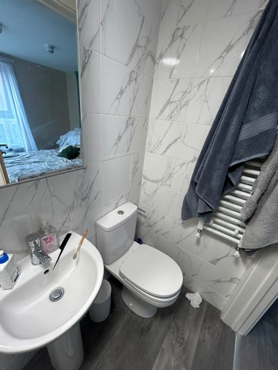 Double room w/ en suite available in a 3 bed flat Main Photo
