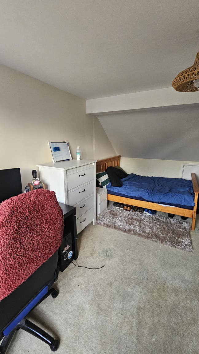 Large double room with huge driveway and garden Main Photo