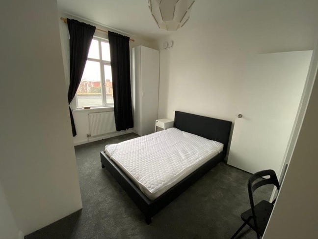Spacious double en-suite room  Main Photo