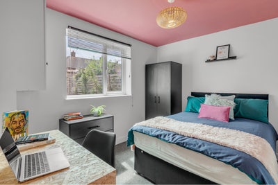 Large En-Suite room available  Main Photo