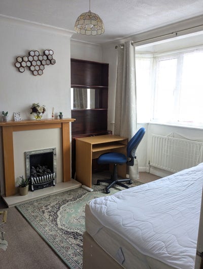 Room to rent in Woking  Main Photo