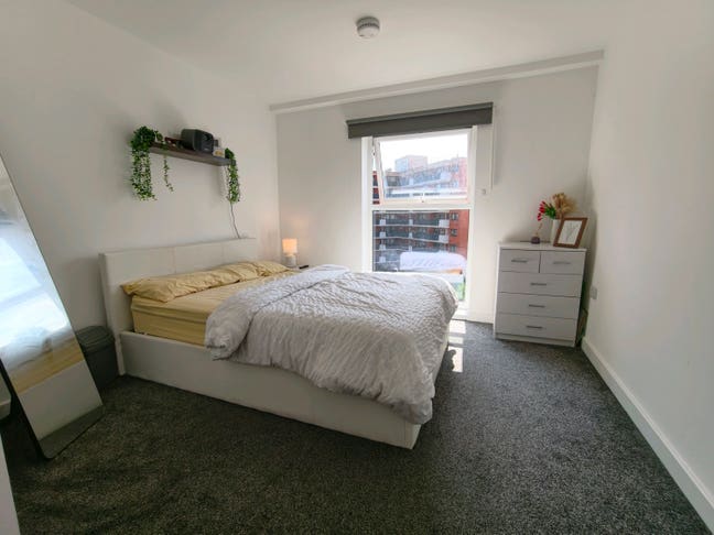 Double bedroom in two bedroom flat Main Photo