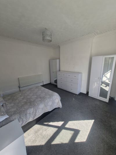 Large double bedroom close to City Centre  Main Photo