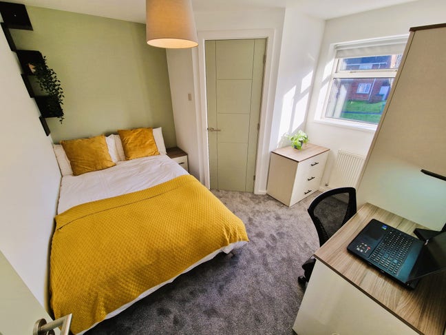 Double En-Suite Room Available in Winnall!  Main Photo