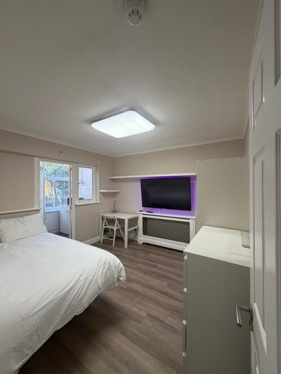 Beautiful Room WiFi Parking Garden All Bills Inc. Main Photo