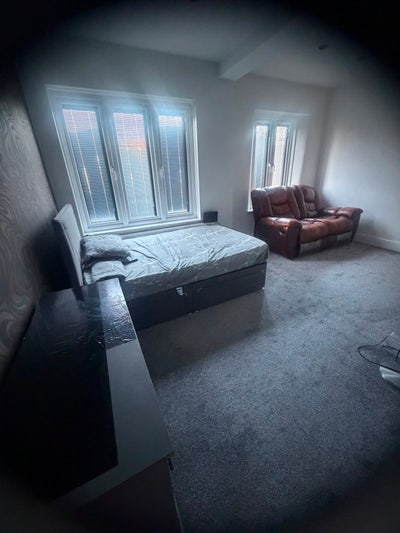 Spacious Extra Large Double Room – Redbridge Main Photo