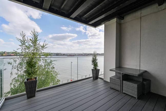 Luxury River View Ensuite with Gym & Swimming Pool Main Photo