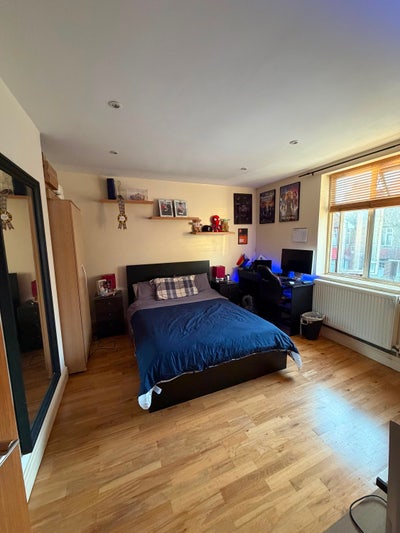 Extra Large Double Room Clapham North Main Photo
