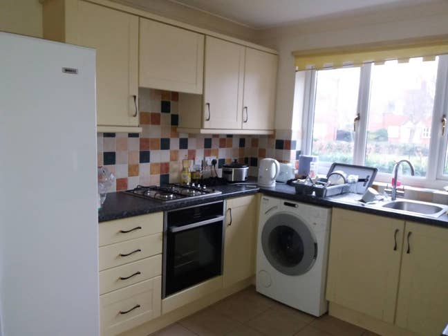  Furnished double rooms available to   Main Photo
