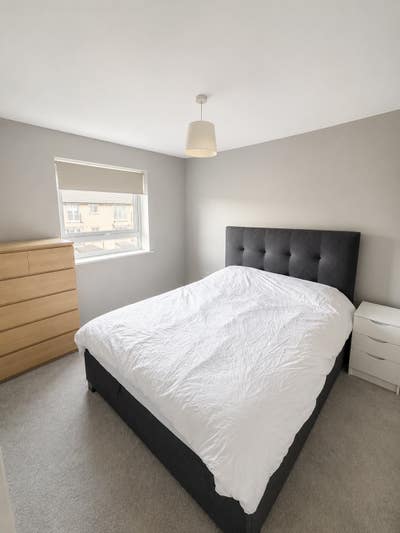 Double Room in Modern flat - 4 mins to station Main Photo