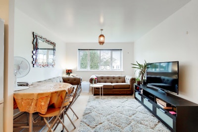 Modern One Bedroom Flat with Allocated Parking Main Photo