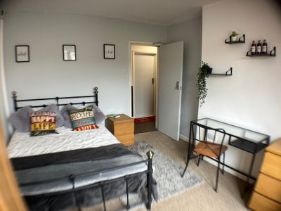 Double room in friendly house share. Main Photo