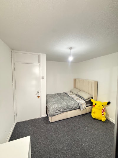 One double bed room for rent ! Near Canary Wharf Main Photo