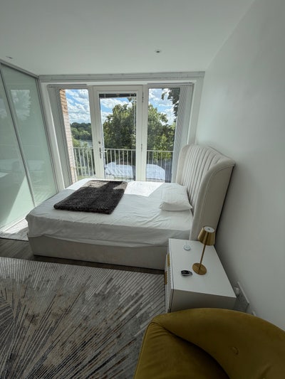Bright Double Room for Female  Main Photo