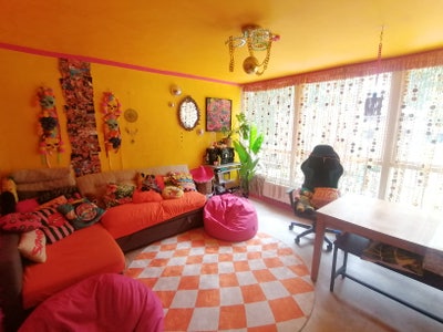 Double Room in a Fun 3bed Home  Main Photo