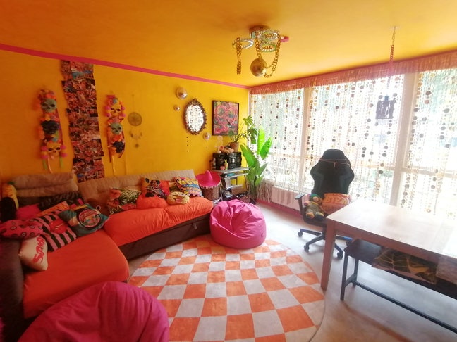 Double Room in a Fun 3bed Home  Main Photo