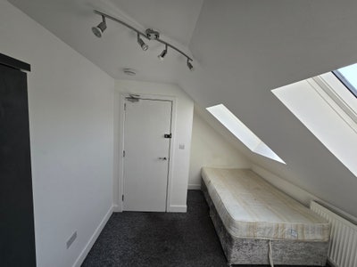 Double Modern Room in Shared House Main Photo