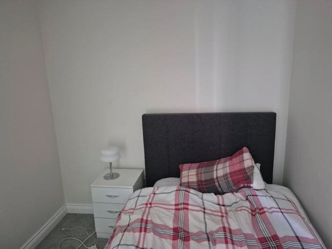 A room in 3 bed Main Photo