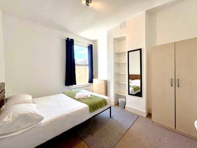 🌸 Room in Imperial Wharf ! View Wednesday at 2:45 Main Photo
