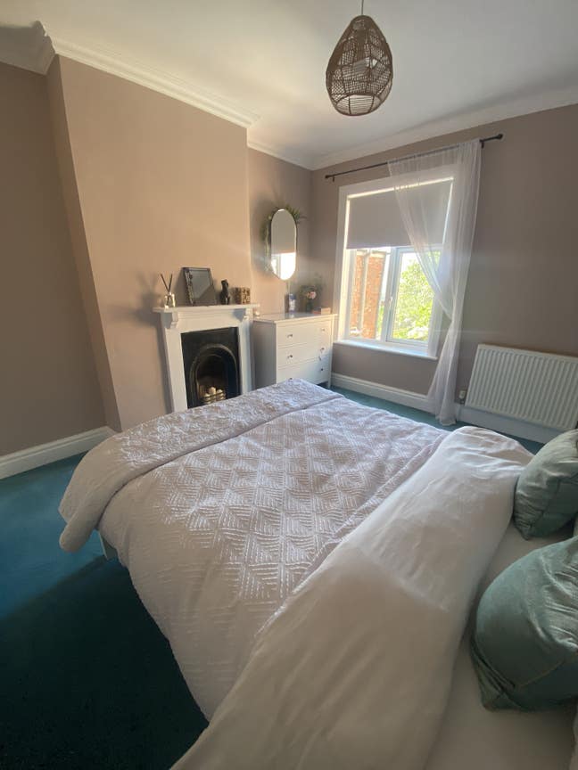 Bright Double Room Available in Victorian Home Main Photo