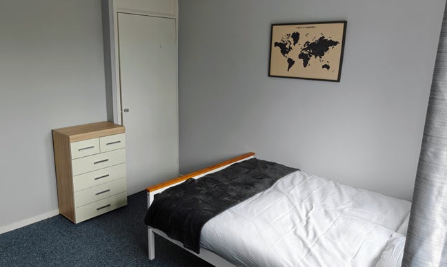 Spacious double room with parking- Bills included Main Photo