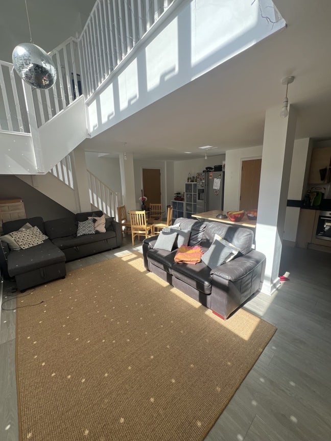 Spacious Double Room near Victoria Park Main Photo