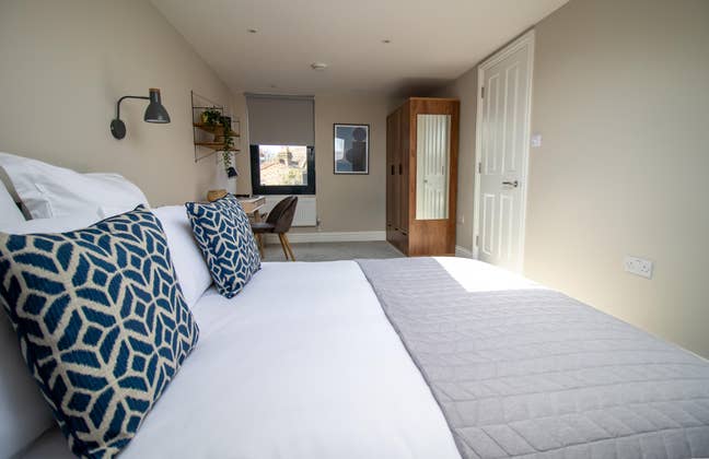 2 Available Rooms - Huge Room and En-suite Room Main Photo