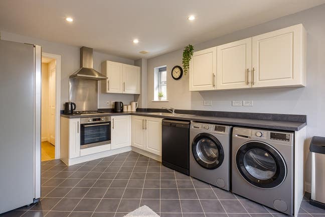 Large House 6-Bed Double Rooms  Main Photo