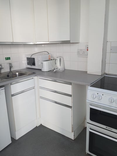 Budget-Friendly 1-Bed Flat in Roehampton Main Photo