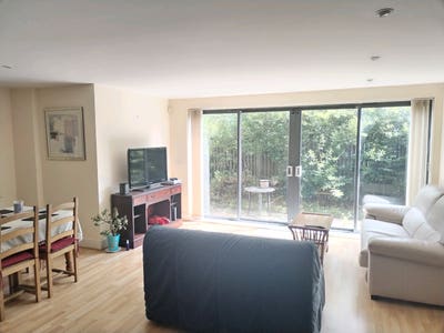 Nice room available in a spacious & modern flat Main Photo