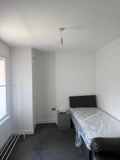 Room for rent, one mile from Aintree hospital  Main Photo