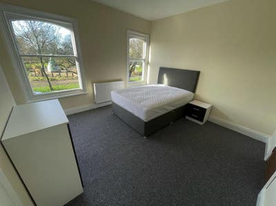 Large Refurbished Room with En Suite - Town Centre Main Photo