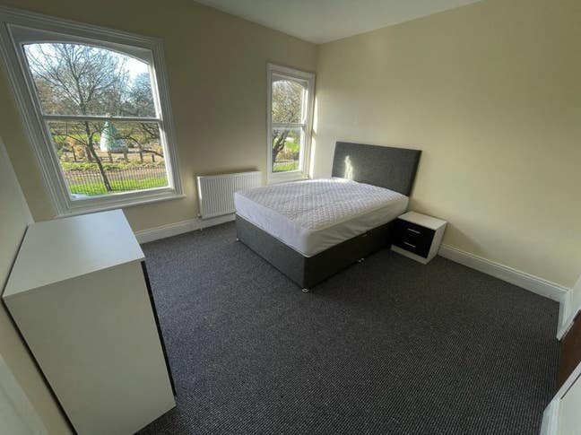 Large Refurbished Room with En Suite - Town Centre Main Photo