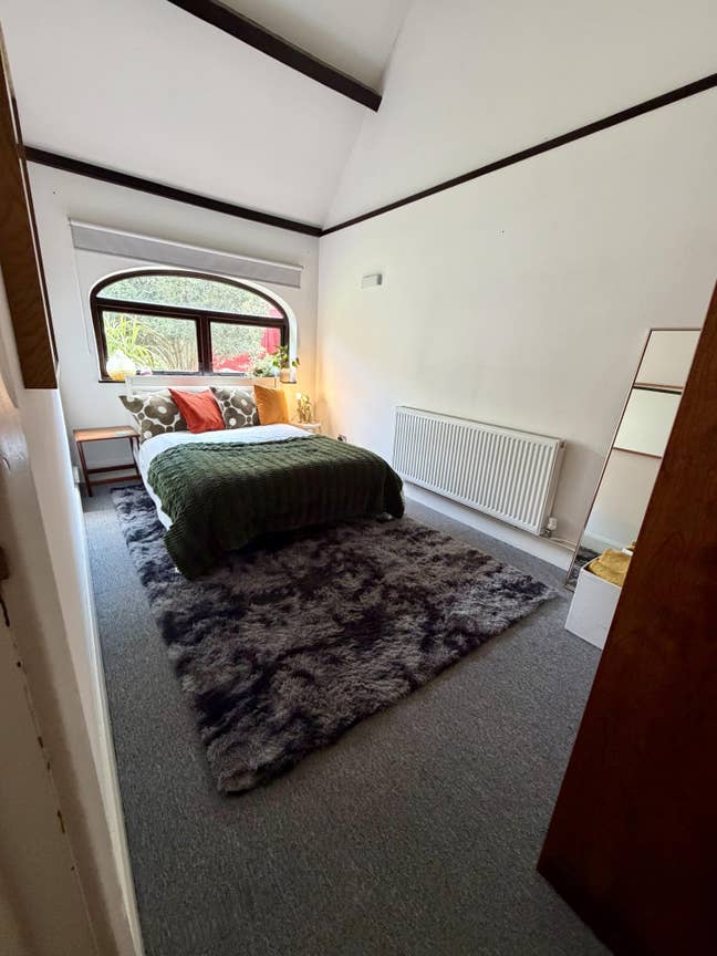 Converted barn in quiet village - double bedroom  Main Photo