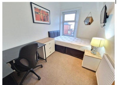 Fully Loaded Double Room in Spacious 3-Bed House  Main Photo