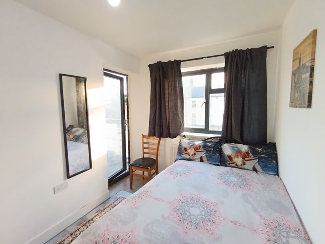 🏡 Stunning 3-Bedroom Flat with Private Balcony Main Photo