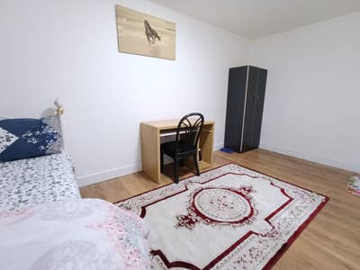 🏡 Stunning 3-Bedroom Flat with Private Balcony Main Photo