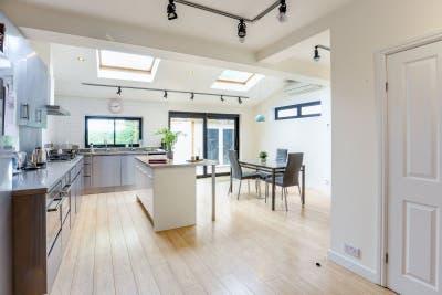 🍹🪩Modern Home, moments from the Underground🪇 Main Photo
