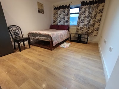 🏡 Stunning 3-Bedroom Flat with Private Balcony Main Photo