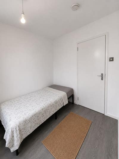  Double Room in Canary Wharf only &pound;750 ! Main Photo