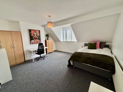 Spacious Ensuite Available with All Bills Included Main Photo
